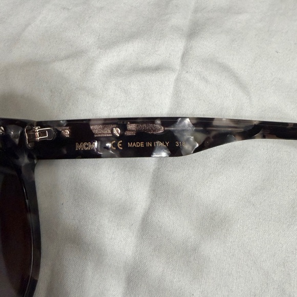 MCM Oversized Tortoiseshell Sunglasses w/Case & cleaning cloth - Picture 3 of 7